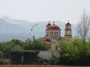Храм в городе Врисос. Вдали видны Лефка Ори, на снимке слева - гора Гриас-Сорос.