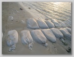 Вход в воду в отеле Okeanos. Если убрать мешки с песком - останется голый острый камень.